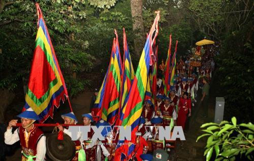 Thủ tướng Nguyễn Xuân Phúc cùng nhiều đồng chí lãnh đạo Đảng, Nhà nước dự lễ dâng hương tưởng niệm các Vua Hùng tại Khu di tích lịch sử Quốc gia đặc biệt Đền Hùng, tỉnh Phú Thọ. Ảnh: Thanh Tùng-TTXVN Chủ tịch UBND tỉnh Phú Thọ Bùi Minh Châu đọc trúc văn tại lễ dâng hương tưởng niệm các Vua Hùng sáng 25/4/2018. Ảnh: Thanh Tùng-TTXVN Thủ tướng Nguyễn Xuân Phúc cùng nhiều đồng chí lãnh đạo Đảng, Nhà nước tham gia đoàn dâng hương từ sân trung tâm lễ hội lên đền Thượng. Ảnh: Thanh Tùng-TTXVN Đoàn dâng hương từ sân trung tâm lễ hội lên đền Thượng. Ảnh: Thanh Tùng-TTXVN Thủ tướng Nguyễn Xuân Phúc cùng nhiều đồng chí lãnh đạo Đảng, Nhà nước dự lễ dâng hương tưởng niệm các Vua Hùng tại Khu di tích lịch sử Quốc gia đặc biệt Đền Hùng, tỉnh Phú Thọ. Ảnh: Thanh Tùng-TTXVN Chủ tịch UBND tỉnh Phú Thọ Bùi Minh Châu đọc trúc văn tại lễ dâng hương tưởng niệm các Vua Hùng sáng 25/4/2018. Ảnh: Thanh Tùng-TTXVN Thủ tướng Nguyễn Xuân Phúc cùng nhiều đồng chí lãnh đạo Đảng, Nhà nước tham gia đoàn dâng hương từ sân trung tâm lễ hội lên đền Thượng. Ảnh: Thanh Tùng-TTXVN Đoàn dâng hương từ sân trung tâm lễ hội lên đền Thượng. Ảnh: Thanh Tùng-TTXVN