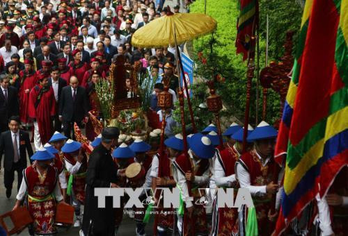 Thủ tướng Nguyễn Xuân Phúc cùng nhiều đồng chí lãnh đạo Đảng, Nhà nước dự lễ dâng hương tưởng niệm các Vua Hùng tại Khu di tích lịch sử Quốc gia đặc biệt Đền Hùng, tỉnh Phú Thọ. Ảnh: Thanh Tùng-TTXVN Chủ tịch UBND tỉnh Phú Thọ Bùi Minh Châu đọc trúc văn tại lễ dâng hương tưởng niệm các Vua Hùng sáng 25/4/2018. Ảnh: Thanh Tùng-TTXVN Thủ tướng Nguyễn Xuân Phúc cùng nhiều đồng chí lãnh đạo Đảng, Nhà nước tham gia đoàn dâng hương từ sân trung tâm lễ hội lên đền Thượng. Ảnh: Thanh Tùng-TTXVN Đoàn dâng hương từ sân trung tâm lễ hội lên đền Thượng. Ảnh: Thanh Tùng-TTXVN Thủ tướng Nguyễn Xuân Phúc cùng nhiều đồng chí lãnh đạo Đảng, Nhà nước dự lễ dâng hương tưởng niệm các Vua Hùng tại Khu di tích lịch sử Quốc gia đặc biệt Đền Hùng, tỉnh Phú Thọ. Ảnh: Thanh Tùng-TTXVN Chủ tịch UBND tỉnh Phú Thọ Bùi Minh Châu đọc trúc văn tại lễ dâng hương tưởng niệm các Vua Hùng sáng 25/4/2018. Ảnh: Thanh Tùng-TTXVN Thủ tướng Nguyễn Xuân Phúc cùng nhiều đồng chí lãnh đạo Đảng, Nhà nước tham gia đoàn dâng hương từ sân trung tâm lễ hội lên đền Thượng. Ảnh: Thanh Tùng-TTXVN Đoàn dâng hương từ sân trung tâm lễ hội lên đền Thượng. Ảnh: Thanh Tùng-TTXVN