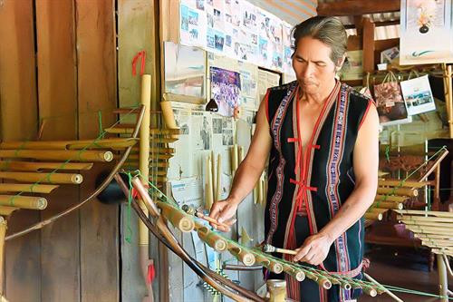 Các nhạc cụ như Đàn Kơ Ni, đàn Tơ Rưng; đàn Krông Pút; đàn Goong và đàn Prô Tung do ông tự chế tác Các nhạc cụ như Đàn Kơ Ni, đàn Tơ Rưng; đàn Krông Pút; đàn Goong và đàn Prô Tung do ông tự chế tác