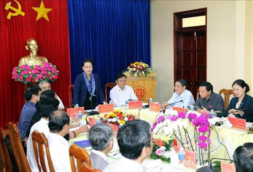 Chủ tịch Quốc hội Nguyễn Thị Kim Ngân đến thăm, nói chuyện với các cán bộ chủ chốt huyện Kon Plông. Ảnh: Trọng Đức - TTXVN Chủ tịch Quốc hội Nguyễn Thị Kim Ngân đến thăm, nói chuyện với các cán bộ chủ chốt huyện Kon Plông. Ảnh: Trọng Đức - TTXVN