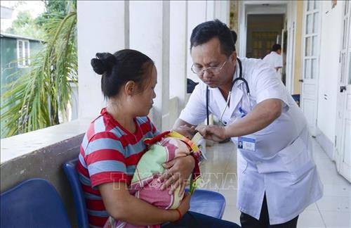 Bác sĩ hướng dẫn bà mẹ chăm sóc giữ ấm cho trẻ sơ sinh. Ảnh: Xuân Tư – TTXVN Bác sĩ hướng dẫn bà mẹ chăm sóc giữ ấm cho trẻ sơ sinh. Ảnh: Xuân Tư – TTXVN