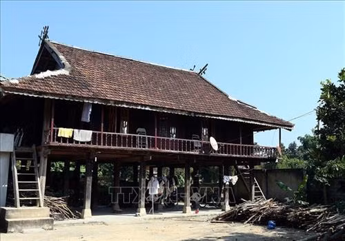 Biểu tượng Khau cút trên nóc nhà của đồng bào dân tộc Thái đen ở bản Bánh, xã Mường Phăng, huyện Điện Biên. Ảnh: Phan Tuấn Anh - TTXVN