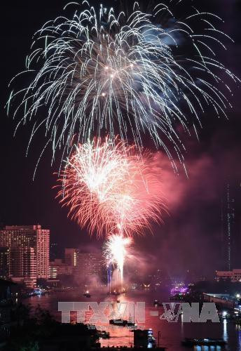 Màn pháo hoa đủ sắc màu mừng Năm mới 2018 tại thủ đô Băng Cốc, Thái Lan ngày 1/1/2018. Ảnh: THX/ TTXVN Màn pháo hoa đủ sắc màu mừng Năm mới 2018 tại thủ đô Băng Cốc, Thái Lan ngày 1/1/2018. Ảnh: THX/ TTXVN