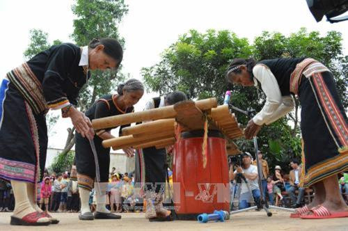 Biểu diễn nhạc cụ dân tộc trong lễ hội. Ảnh: Tuấn Anh – TTXVN Biểu diễn nhạc cụ dân tộc trong lễ hội. Ảnh: Tuấn Anh – TTXVN