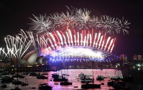 Màn pháo hoa hoành tráng mừng Năm mới 2018 trên nhà hát Con Sò và Cầu cảng Sydney, Australia ngày 1/1/2018. Ảnh: AFP/TTXVN Màn pháo hoa hoành tráng mừng Năm mới 2018 trên nhà hát Con Sò và Cầu cảng Sydney, Australia ngày 1/1/2018. Ảnh: AFP/TTXVN