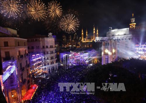 Pháo hoa đón Năm mới trên bầu trời Beirut, Liban ngày 1/1/2018. Ảnh: AFP/TTXVN Pháo hoa đón Năm mới trên bầu trời Beirut, Liban ngày 1/1/2018. Ảnh: AFP/TTXVN