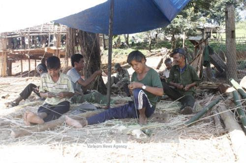 Người già trong làng vót tre, chẻ lạt để làm nhà Rông. Ảnh: Hồng Điệp – TTXVN. Người già trong làng vót tre, chẻ lạt để làm nhà Rông. Ảnh: Hồng Điệp – TTXVN.