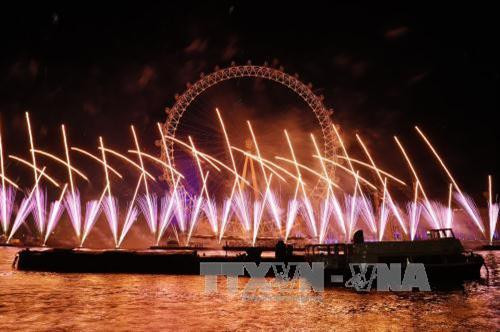Pháo hoa rực rỡ đón Năm mới trên bầu trời London, Anh ngày 1/1/2018. Ảnh: AFP/TTXVN Pháo hoa rực rỡ đón Năm mới trên bầu trời London, Anh ngày 1/1/2018. Ảnh: AFP/TTXVN