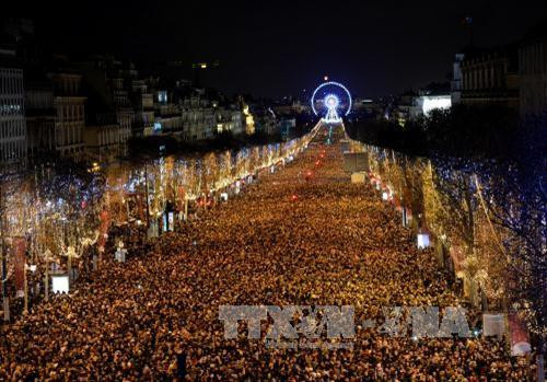 Người dân đón Năm mới tại đại lộ Champs-Elysees ở thủ đô Paris, Pháp. Ảnh: AFP/TTXVN Người dân đón Năm mới tại đại lộ Champs-Elysees ở thủ đô Paris, Pháp. Ảnh: AFP/TTXVN