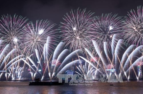Màn pháo hoa hoành tráng mừng Năm mới 2018 tại Hong Kong, Trung Quốc đêm 31/12. Ảnh: AFP/ TTXVN Màn pháo hoa hoành tráng mừng Năm mới 2018 tại Hong Kong, Trung Quốc đêm 31/12. Ảnh: AFP/ TTXVN
