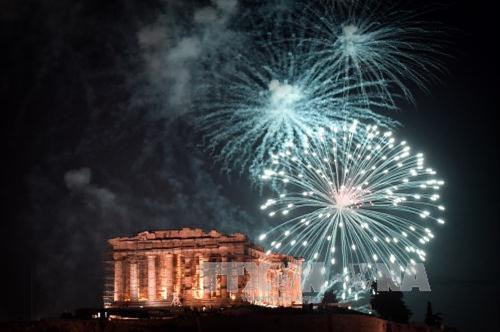 Màn pháo hoa rực rỡ mừng Năm mới 2018 tại Athens, Hy Lạp đêm 31/12. Ảnh: AFP/ TTXVN Màn pháo hoa rực rỡ mừng Năm mới 2018 tại Athens, Hy Lạp đêm 31/12. Ảnh: AFP/ TTXVN