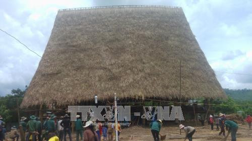 Nhà Rông mới đã được lợp mái. Ảnh: Hồng Điệp – TTXVN Nhà Rông mới đã được lợp mái. Ảnh: Hồng Điệp – TTXVN