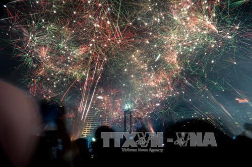 Pháo hoa lung linh trên bầu trời Jakarta, Indonesia đêm 31/12. Ảnh: THX/ TTXVN Pháo hoa lung linh trên bầu trời Jakarta, Indonesia đêm 31/12. Ảnh: THX/ TTXVN