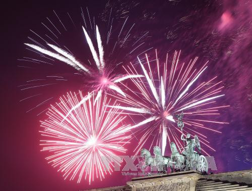 Màn pháo hoa hoành tráng mừng Năm mới 2018 tại Cổng Brandenburg, Berlin, Đức ngày 1/1/2018. Ảnh: THX/ TTXVN Màn pháo hoa hoành tráng mừng Năm mới 2018 tại Cổng Brandenburg, Berlin, Đức ngày 1/1/2018. Ảnh: THX/ TTXVN