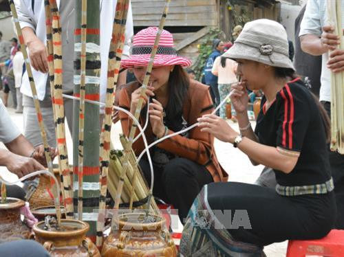 Du khách thưởng thức rượu cần. Ảnh: Tuấn Anh - TTXVN Du khách thưởng thức rượu cần. Ảnh: Tuấn Anh - TTXVN