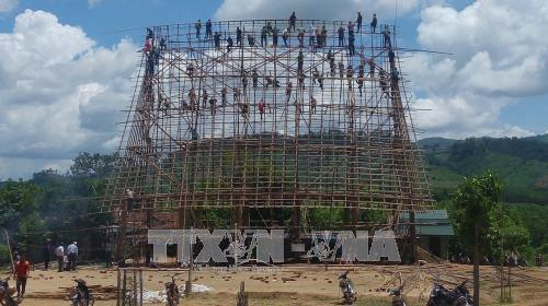 Dựng khung sườn và mái nhà Rông cần rất nhiều người thực hiện. Ảnh: Hồng Điệp – TTXVN. Dựng khung sườn và mái nhà Rông cần rất nhiều người thực hiện. Ảnh: Hồng Điệp – TTXVN.