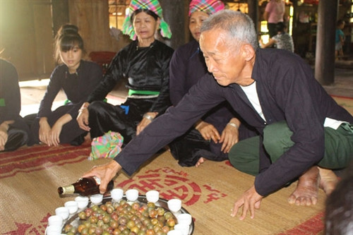 Khi thức dậy, việc đầu tiên trong ngày Tết Đoan Ngọ của đồng bào dân tộc Tày là “diệt sâu bọ”, bằng việc ăn các loại quả như mận, đào, dưa hấu.. và uống 1 chút rượu.. Diệt sâu bọ xong, các thành viên trong gia đình bắt đầu nấu ăn, chuẩn bị đồ lễ dâng cúng tổ tiên. Rất nhiều món ăn đặc sản bản địa được đồng bào Tày chuẩn bị trong ngày Tết Đoan ngọ. Lễ cúng tổ tiên do một bậc cao niên trong gia đình làm lễ. Trẻ em dân tộc Tày cũng dậy từ rất sớm và ăn quả để diệt sâu bọ. Tết Đoan ngọ còn là dịp để các thành viên trong gia đình đoàn tụ, cùng nhau nói chuyện vui vẻ, chúc cho nhau gặp những điều tốt lành trong cuộc sống.