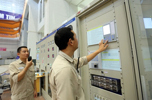 Trực vận hành tại khu vực gian máy. Trực vận hành tại khu vực gian máy.