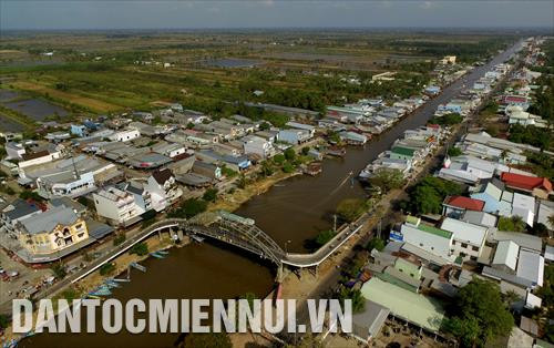 Người dân địa phương cho biết, trước đây vùng này không nhiều kênh rạch như bây giờ. Thời Pháp thuộc, để khai phá vùng đất hoang vu này, cứ cách hai, ba cây số, người ta đào một con kênh đổ ra biển để tháo úng, tiêu phèn, lần lượt đặt tên từ Thứ Một tới Thứ Mười Một. Trong ảnh: Toàn cảnh thị trấn Thứ Mười Một, thị trấn huyện lỵ của huyện An Minh, địa bàn cuối cùng của vùng bãi ngang Miệt Thứ (Kiên Giang), tiếp giáp với tỉnh Cà Mau