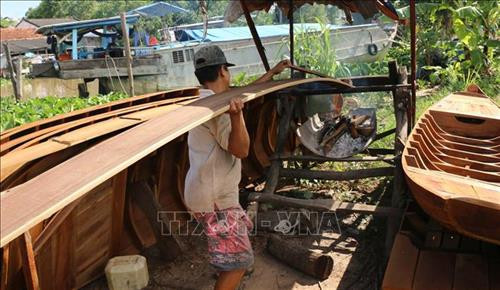 Làng nghề đóng xuồng ở rạch Bà Đài ở xã Long Hậu, huyện Lai Vung, tỉnh Đồng Tháp, cũng vào mùa. Ảnh: Chương Đài - TTXVN Làng nghề đóng xuồng ở rạch Bà Đài ở xã Long Hậu, huyện Lai Vung, tỉnh Đồng Tháp, cũng vào mùa. Ảnh: Chương Đài - TTXVN Nghề "xe ôm" chở xuồng đi tiêu thụ cũng được mùa. Ảnh: Chương Đài - TTXVN Không khí sản xuất tại cơ sở sản xuất lưới Phúc Lộc ở xã Long Hậu, huyện Lai Vung, tỉnh Đồng Tháp. Ảnh: Chương Đài - TTXVN Không khí sản xuất tại cơ sở sản xuất lưới Phúc Lộc ở xã Long Hậu, huyện Lai Vung, tỉnh Đồng Tháp. Ảnh: Chương Đài - TTXVN Làng nghề đóng xuồng ở rạch Bà Đài ở xã Long Hậu, huyện Lai Vung, tỉnh Đồng Tháp, cũng vào mùa. Ảnh: Chương Đài - TTXVN Làng nghề đóng xuồng ở rạch Bà Đài ở xã Long Hậu, huyện Lai Vung, tỉnh Đồng Tháp, cũng vào mùa. Ảnh: Chương Đài - TTXVN Nghề "xe ôm" chở xuồng đi tiêu thụ cũng được mùa. Ảnh: Chương Đài - TTXVN Không khí sản xuất tại cơ sở sản xuất lưới Phúc Lộc ở xã Long Hậu, huyện Lai Vung, tỉnh Đồng Tháp. Ảnh: Chương Đài - TTXVN Không khí sản xuất tại cơ sở sản xuất lưới Phúc Lộc ở xã Long Hậu, huyện Lai Vung, tỉnh Đồng Tháp. Ảnh: Chương Đài - TTXVN