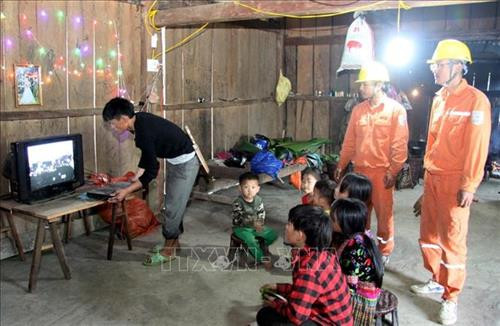 Hộ anh Giàng A Châu ở bản Nậm Vạc 1, xã Nậm Ban, huyện Nậm Nhùn (Lai Châu) mua sẵn ti vi để chờ điện lưới về bản đón Tết. Ảnh: Việt Hoàng - TTXVN