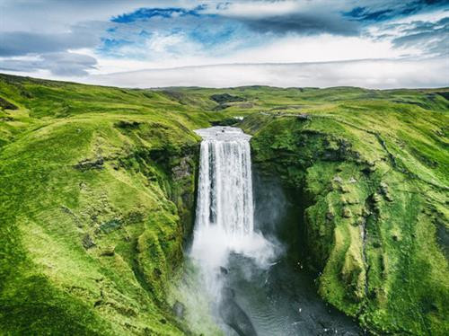 Skógafoss tạo thành từ hai sông băng là Eyjafjallajokull và Myrdalsjokull. Lượng nước do thác nước tạo ra mạnh mẽ đến nỗi bạn có thể dễ dàng nhìn thấy cầu vồng trong những ngày nắng tại đây. Skógafoss tạo thành từ hai sông băng là Eyjafjallajokull và Myrdalsjokull. Lượng nước do thác nước tạo ra mạnh mẽ đến nỗi bạn có thể dễ dàng nhìn thấy cầu vồng trong những ngày nắng tại đây.
