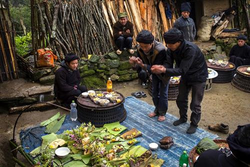 Thầy mo chuẩn bị lễ Các gia đình mang lễ đến Vào vị trí theo sắp xếp của người phụ lễ Đồng loạt mở lễ Thầy mo và phụ lễ cúng đầu tiên Các gia đình lần lượt cúng Các gia đình thay nhau mời rượu Phụ nữ và trẻ em ăn uống trong nhà