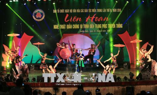 Phần trình diễn trang phục dân tộc đồng bào Bru Vân Kiều đến từ tỉnh Quảng Bình. Ảnh: Trọng Đạt -TTXVN