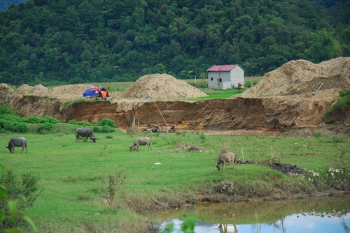 Việc khai thác cát khiến dòng Nậm Rốm bị sạt lở nghiêm trọng.