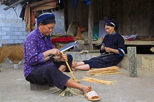 Cây mai được lựa chọn làm thân hương vì độ dẻo dai của gỗ. Cây mai được lựa chọn làm thân hương vì độ dẻo dai của gỗ.