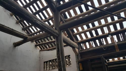 Ngôi nhà bà Kiều Thị Thảo, thôn Đông Sàng, làng cổ Đường Lâm đang bị phá dỡ. Ảnh: Đinh Thuận - TTXVN Ngôi nhà bà Kiều Thị Thảo, thôn Đông Sàng, làng cổ Đường Lâm đang bị phá dỡ. Ảnh: Đinh Thuận - TTXVN