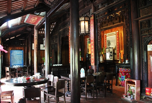 Ngôi nhà không chỉ nổi tiếng vì có đến 120 cây cột mà còn ở sự công phu của người thợ chạm khắc xưa