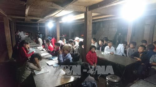 Lớp ôn bài dưới gầm sàn của học sinh trường Phổ thông Dân tộc bán trú Tiểu học Nậm Ngà. Ảnh: Quang Duy – TTXVN Lớp ôn bài dưới gầm sàn của học sinh trường Phổ thông Dân tộc bán trú Tiểu học Nậm Ngà. Ảnh: Quang Duy – TTXVN