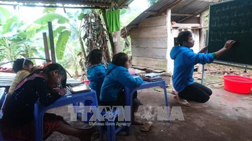 Thầy và trò trường Phổ thông Dân tộc bán trú Tiểu học Nậm Ngà, xã Tà Tổng, huyện Mường Tè, học tập trong điều kiện thiếu thốn cơ sở vật chất. Ảnh: Quang Duy - TTXVN Thầy và trò trường Phổ thông Dân tộc bán trú Tiểu học Nậm Ngà, xã Tà Tổng, huyện Mường Tè, học tập trong điều kiện thiếu thốn cơ sở vật chất. Ảnh: Quang Duy - TTXVN