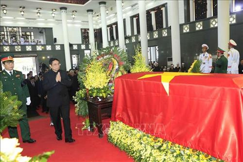 Nhà tang lễ quốc gia, số 5 Trần Thánh Tông (Hà Nội), nơi tổ chức Quốc tang Chủ tịch nước Trần Đại Quang. Ảnh: TTXVN Đồng chí Trương Hoà Bình, Ủy viên Bộ Chính trị, Phó Thủ tướng thường trực Chính phủ đọc Tiểu sử Chủ tịch nước Trần Đại Quang và danh sách Ban Lễ tang. Ảnh: TTXVN Ông Trần Quân, con trai trưởng của Chủ tịch nước Trần Đại Quang thắp nén hương viếng Cha. Ảnh: TTXVN Đoàn gia đình, họ hàng nội ngoại viếng Chủ tịch nước Trần Đại Quang. Ảnh: Nhan Sáng – TTXVN Đoàn Ban Chấp hành Trung ương Đảng Cộng sản Việt Nam, do đồng chí Nguyễn Phú Trọng, Tổng Bí thư Ban Chấp hành Trung ương Đảng làm Trưởng đoàn, viếng Chủ tịch nước Trần Đại Quang. Ảnh: TTXVN Tổng Bí thư Nguyễn Phú Trọng ghi sổ tang. Ảnh: TTXVN Đoàn Chính phủ nước Cộng hòa XHCN Việt Nam, do đồng chí Nguyễn Xuân Phúc, Ủy viên Bộ Chính trị, Thủ tướng Chính phủ làm Trưởng đoàn, viếng Chủ tịch nước Trần Đại Quang. Ảnh: Nhan Sáng – TTXVN Thủ tướng Nguyễn Xuân Phúc chia buồn cùng tang quyến Chủ tịch nước Trần Đại Quang. Ảnh: TTXVN Nguyên Ủy viên Bộ Chính trị, nguyên Chủ tịch nước Trần Đức Lương (bên trái) và nguyên Ủy viên Bộ Chính trị, nguyên Thủ tướng Chính phủ Nguyễn Tấn Dũng (bên phải) ghi sổ tang. Ảnh: TTXVN Đoàn Quốc hội nước Cộng hòa XHCN Việt Nam, do đồng chí Nguyễn Thị Kim Ngân, Ủy viên Bộ Chính trị, Chủ tịch Quốc hội làm Trưởng đoàn, viếng Chủ tịch nước Trần Đại Quang. Ảnh: Nhan Sáng – TTXVN Đồng chí Tòng Thị Phóng (bên trái), Ủy viên Bộ Chính trị, Phó Chủ tịch thường trực Quốc hội và đồng chí Đặng Thị Ngọc Thịnh, Ủy viên Trung ương Đảng, Quyền Chủ tịch nước chia buồn cùng tang quyến Chủ tịch nước Trần Đại Quang. Ảnh: TTXVN Đoàn Văn phòng Chủ tịch nước Cộng hòa XHCN Việt Nam, do đồng chí Đặng Thị Ngọc Thịnh, Ủy viên Trung ương Đảng, Quyền Chủ tịch nước làm Trưởng đoàn, viếng Chủ tịch nước Trần Đại Quang. Ảnh: Nhan Sáng – TTXVN Đoàn Ủy ban Trung ương Mặt trận Tổ quốc Việt Nam, do đồng chí Hầu A Lềnh, Ủy viên Trung ương Đảng, Phó Chủ tịch, Tổng Thư ký UBTƯ MTTQ Việt Nam làm Trưởng đoàn, viếng Chủ tịch nước Trần Đại Quang. Ảnh: TTXVN Đoàn Ban Dân vận Trung ương, do đồng chí Trương Thị Mai, Ủy viên Bộ Chính trị, Bí thư Trung ương Đảng, Trưởng Ban Dân vận Trung ương làm Trưởng đoàn, viếng Chủ tịch nước Trần Đại Quang. Ảnh: TTXVN Đoàn Ban Tổ chức Trung ương, do đồng chí Phạm Minh Chính, Ủy viên Bộ Chính trị, Bí thư Trung ương Đảng, Trưởng Ban Tổ chức Trung ương làm Trưởng đoàn, viếng Chủ tịch nước Trần Đại Quang. Ảnh: Nhan Sáng – TTXVN Đoàn Đảng ủy Công an Trung ương, Bộ Công an, do Thượng tướng Tô Lâm, Ủy viên Bộ Chính trị, Bí thư Đảng ủy Công an Trung ương, Bộ trưởng Bộ Công an làm Trưởng đoàn, viếng Chủ tịch nước Trần Đại Quang. Ảnh: TTXVN Đoàn Quân ủy Trung ương, Bộ Quốc phòng, do đồng chí Ngô Xuân Lịch, Ủy viên Bộ Chính trị, Phó Bí thư Quân ủy Trung ương, Bộ trưởng Bộ Quốc phòng làm Trưởng đoàn, viếng Chủ tịch nước Trần Đại Quang. Ảnh: TTXVN Đoàn Thành ủy, HĐND, UBND, Ủy ban MTTQ Việt Nam TP Hà Nội, do đồng chí Hoàng Trung Hải, Ủy viên Bộ Chính trị, Bí thư Thành uỷ Hà Nội làm Trưởng đoàn, viếng Chủ tịch nước Trần Đại Quang. Ảnh: Nhan Sáng – TTXVN Đoàn Tỉnh ủy, HĐND, UBND, Ủy ban Mặt trận Tổ quốc Việt Nam tỉnh Ninh Bình, do đồng chí Nguyễn Thị Thanh, Ủy viên Trung ương Đảng, Bí thư Tỉnh ủy Ninh Bình làm Trưởng đoàn, viếng Chủ tịch nước Trần Đại Quang. Ảnh: Nhan Sáng – TTXVN Nhà tang lễ quốc gia, số 5 Trần Thánh Tông (Hà Nội), nơi tổ chức Quốc tang Chủ tịch nước Trần Đại Quang. Ảnh: TTXVN Đồng chí Trương Hoà Bình, Ủy viên Bộ Chính trị, Phó Thủ tướng thường trực Chính phủ đọc Tiểu sử Chủ tịch nước Trần Đại Quang và danh sách Ban Lễ tang. Ảnh: TTXVN Ông Trần Quân, con trai trưởng của Chủ tịch nước Trần Đại Quang thắp nén hương viếng Cha. Ảnh: TTXVN Đoàn gia đình, họ hàng nội ngoại viếng Chủ tịch nước Trần Đại Quang. Ảnh: Nhan Sáng – TTXVN Đoàn Ban Chấp hành Trung ương Đảng Cộng sản Việt Nam, do đồng chí Nguyễn Phú Trọng, Tổng Bí thư Ban Chấp hành Trung ương Đảng làm Trưởng đoàn, viếng Chủ tịch nước Trần Đại Quang. Ảnh: TTXVN Tổng Bí thư Nguyễn Phú Trọng ghi sổ tang. Ảnh: TTXVN Đoàn Chính phủ nước Cộng hòa XHCN Việt Nam, do đồng chí Nguyễn Xuân Phúc, Ủy viên Bộ Chính trị, Thủ tướng Chính phủ làm Trưởng đoàn, viếng Chủ tịch nước Trần Đại Quang. Ảnh: Nhan Sáng – TTXVN Thủ tướng Nguyễn Xuân Phúc chia buồn cùng tang quyến Chủ tịch nước Trần Đại Quang. Ảnh: TTXVN Nguyên Ủy viên Bộ Chính trị, nguyên Chủ tịch nước Trần Đức Lương (bên trái) và nguyên Ủy viên Bộ Chính trị, nguyên Thủ tướng Chính phủ Nguyễn Tấn Dũng (bên phải) ghi sổ tang. Ảnh: TTXVN Đoàn Quốc hội nước Cộng hòa XHCN Việt Nam, do đồng chí Nguyễn Thị Kim Ngân, Ủy viên Bộ Chính trị, Chủ tịch Quốc hội làm Trưởng đoàn, viếng Chủ tịch nước Trần Đại Quang. Ảnh: Nhan Sáng – TTXVN Đồng chí Tòng Thị Phóng (bên trái), Ủy viên Bộ Chính trị, Phó Chủ tịch thường trực Quốc hội và đồng chí Đặng Thị Ngọc Thịnh, Ủy viên Trung ương Đảng, Quyền Chủ tịch nước chia buồn cùng tang quyến Chủ tịch nước Trần Đại Quang. Ảnh: TTXVN Đoàn Văn phòng Chủ tịch nước Cộng hòa XHCN Việt Nam, do đồng chí Đặng Thị Ngọc Thịnh, Ủy viên Trung ương Đảng, Quyền Chủ tịch nước làm Trưởng đoàn, viếng Chủ tịch nước Trần Đại Quang. Ảnh: Nhan Sáng – TTXVN Đoàn Ủy ban Trung ương Mặt trận Tổ quốc Việt Nam, do đồng chí Hầu A Lềnh, Ủy viên Trung ương Đảng, Phó Chủ tịch, Tổng Thư ký UBTƯ MTTQ Việt Nam làm Trưởng đoàn, viếng Chủ tịch nước Trần Đại Quang. Ảnh: TTXVN Đoàn Ban Dân vận Trung ương, do đồng chí Trương Thị Mai, Ủy viên Bộ Chính trị, Bí thư Trung ương Đảng, Trưởng Ban Dân vận Trung ương làm Trưởng đoàn, viếng Chủ tịch nước Trần Đại Quang. Ảnh: TTXVN Đoàn Ban Tổ chức Trung ương, do đồng chí Phạm Minh Chính, Ủy viên Bộ Chính trị, Bí thư Trung ương Đảng, Trưởng Ban Tổ chức Trung ương làm Trưởng đoàn, viếng Chủ tịch nước Trần Đại Quang. Ảnh: Nhan Sáng – TTXVN Đoàn Đảng ủy Công an Trung ương, Bộ Công an, do Thượng tướng Tô Lâm, Ủy viên Bộ Chính trị, Bí thư Đảng ủy Công an Trung ương, Bộ trưởng Bộ Công an làm Trưởng đoàn, viếng Chủ tịch nước Trần Đại Quang. Ảnh: TTXVN Đoàn Quân ủy Trung ương, Bộ Quốc phòng, do đồng chí Ngô Xuân Lịch, Ủy viên Bộ Chính trị, Phó Bí thư Quân ủy Trung ương, Bộ trưởng Bộ Quốc phòng làm Trưởng đoàn, viếng Chủ tịch nước Trần Đại Quang. Ảnh: TTXVN Đoàn Thành ủy, HĐND, UBND, Ủy ban MTTQ Việt Nam TP Hà Nội, do đồng chí Hoàng Trung Hải, Ủy viên Bộ Chính trị, Bí thư Thành uỷ Hà Nội làm Trưởng đoàn, viếng Chủ tịch nước Trần Đại Quang. Ảnh: Nhan Sáng – TTXVN Đoàn Tỉnh ủy, HĐND, UBND, Ủy ban Mặt trận Tổ quốc Việt Nam tỉnh Ninh Bình, do đồng chí Nguyễn Thị Thanh, Ủy viên Trung ương Đảng, Bí thư Tỉnh ủy Ninh Bình làm Trưởng đoàn, viếng Chủ tịch nước Trần Đại Quang. Ảnh: Nhan Sáng – TTXVN