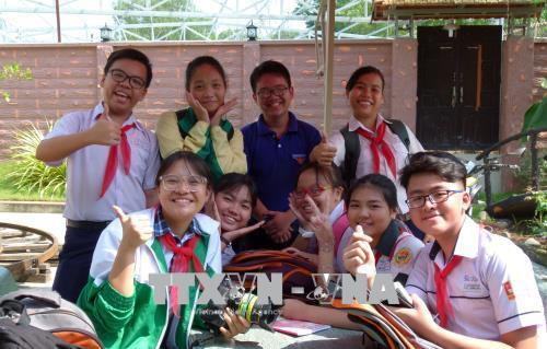 Các thành viên CLB Phóng viên "nhí" báo Khăn Quàng Đỏ trong một buổi thực tế chương trình Tập huấn Hội đồng trẻ em Thành phố Hồ Chí Minh tại Củ Chi. Ảnh: Gia Thuận-TTXVN Các thành viên CLB Phóng viên "nhí" báo Khăn Quàng Đỏ trong một buổi thực tế chương trình Tập huấn Hội đồng trẻ em Thành phố Hồ Chí Minh tại Củ Chi. Ảnh: Gia Thuận-TTXVN