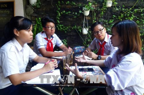 Nhóm phóng viên "nhí" (từ trái qua phải) Mai Hải Yến, Nguyễn Đức Kiệt, Trương Văn Hoài Khanh trao đổi với chị Lê Thị Tường Vi về đề tài bài viết. Ảnh: Gia Thuận-TTXVN Nhóm phóng viên "nhí" (từ trái qua phải) Mai Hải Yến, Nguyễn Đức Kiệt, Trương Văn Hoài Khanh trao đổi với chị Lê Thị Tường Vi về đề tài bài viết. Ảnh: Gia Thuận-TTXVN