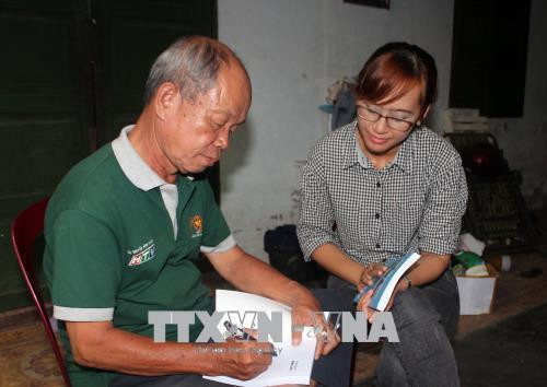 Nhà báo Trịnh Phi Long (trái) trao đổi kinh nghiệm nghề báo với phóng viên TTXVN. Ảnh: Xuân Khu-TTXVN Nhà báo Trịnh Phi Long (trái) trao đổi kinh nghiệm nghề báo với phóng viên TTXVN. Ảnh: Xuân Khu-TTXVN