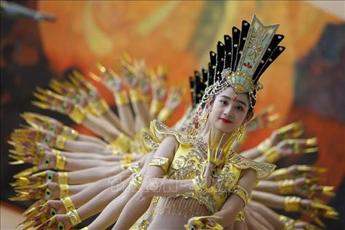 Điệu múa Phật nghìn tay đặc sắc và cuốn hút do các Nghệ sĩ thuộc Đoàn nghệ thuật người khuyết tật Trung Quốc trình diễn tại New York, Mỹ ngày 5/11/2018.