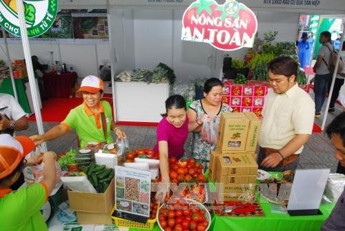 Khách tham quan và mua sắm tại phiên chợ “Địa chỉ xanh, sản phẩm sạch của các hợp tác xã nông nghiệp”. Ảnh: Mạnh Linh-TTXVN Khách tham quan và mua sắm tại phiên chợ “Địa chỉ xanh, sản phẩm sạch của các hợp tác xã nông nghiệp”. Ảnh: Mạnh Linh-TTXVN