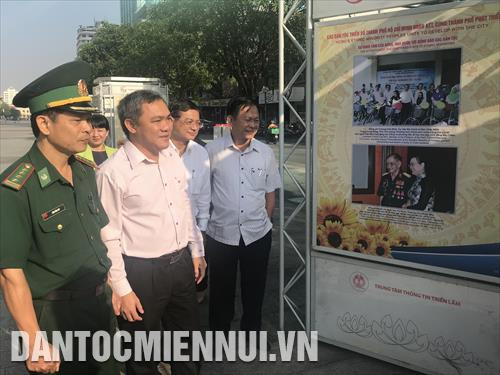 Các đại biểu tham quan, xem ảnh trưng bày tại triển lãm