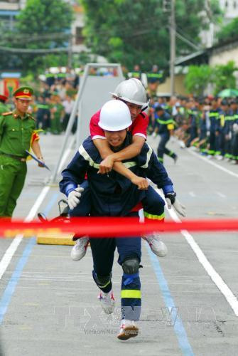 Phần thi chạy 100m vượt chướng ngại vật cứu nạn, cứu hộ. Ảnh: Mạnh Linh – TTXVN