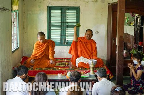 Thay vì đến chùa đắp núi cát cầu siêu cho ông bà theo thông lệ, dịp Chôl Chhnăm Thmây năm nay, đồng bào Khmer ở Bạc Liêu cung thỉnh chư tăng về nhà tụng kinh cầu siêu cho tổ tiên, ông bà đã quá vãng