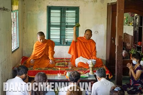 Thay vì đến chùa đắp núi cát cầu siêu cho ông bà theo thông lệ, dịp Chôl Chhnăm Thmây năm nay, đồng bào Khmer ở Bạc Liêu cung thỉnh chư tăng về nhà tụng kinh cầu siêu cho tổ tiên, ông bà đã quá vãng