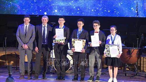 Nguyễn Khánh Linh (ngoài cùng bên phải) đạt huy chương vàng Olympic Vật lý quốc tế lần thứ 50 tại Israel. Ảnh: Nguyễn Việt Thắng –TTXVN Nguyễn Khánh Linh (ngoài cùng bên phải) đạt huy chương vàng Olympic Vật lý quốc tế lần thứ 50 tại Israel. Ảnh: Nguyễn Việt Thắng –TTXVN