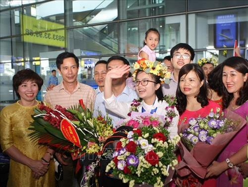 Nguyễn Khánh Linh trong vòng tay chào đón của người thân, thầy cô và bạn bè. Ảnh: Thanh Tùng-TTXVN Nguyễn Khánh Linh trong vòng tay chào đón của người thân, thầy cô và bạn bè. Ảnh: Thanh Tùng-TTXVN