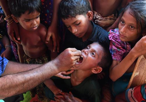 Trẻ em tị nạn Rohingya uống vắcxin phòng bệnh tả tại trại tị nạn Thankhali, Ukia, Bangladesh. AFP/TTXVN .