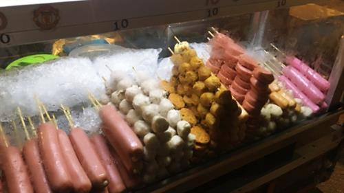 Xiên que nướng là món "đặc sản" trong ẩm thực đường phố ở đất nước Chùa Vàng Xiên que nướng là món "đặc sản" trong ẩm thực đường phố ở đất nước Chùa Vàng