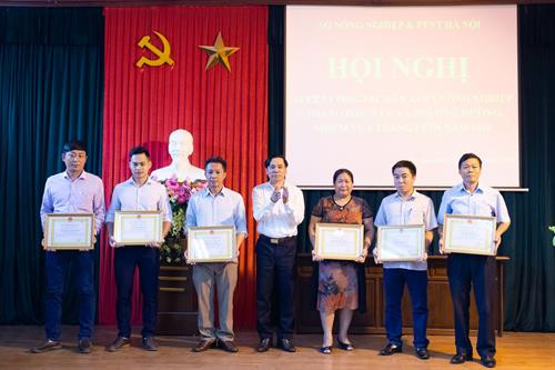 Nhân dịp này, thay mặt lãnh đạo thành phố Hà Nội, Phó Chủ tịch Thường trực Ủy ban Nhân dân thành phố Hà Nội Nguyễn Văn Sửu đã trao tặng danh hiệu “Chiến sĩ thi đua Thành phố” năm 2018 cho các cá nhân của ngành nông nghiệp Hà Nội. Thay mặt lãnh đạo thành phố Hà Nội, Phó Chủ tịch Thường trực Ủy ban Nhân dân thành phố Hà Nội Nguyễn Văn Sửu đã trao tặng Bằng khen cho 1 tập thể và 2 cá nhân vì đã có thành tích xuất sắc thực hiện Chương trình 02-CTr/TU của Thành ủy Hà Nội giai đoạn 2016 - 2018. Ông Chu Phú Mỹ - Giám đốc Sở Nông nghiệp và Phát triển nông thôn Hà Nội trao bằng khen thưởng các cá nhân đạt danh hiệu “Người tốt việc tốt” cấp ngành tại Hội nghị. Ông Chu Phú Mỹ - Giám đốc Sở Nông nghiệp và Phát triển nông thôn Hà Nội trao bằng khen thưởng các cá nhân đạt danh hiệu “Người tốt việc tốt” cấp ngành tại Hội nghị.