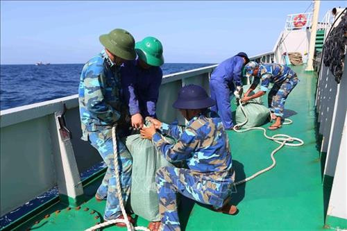 Chuyển quà Tết ra đảo. Ảnh: Thành Đạt – TTXVN